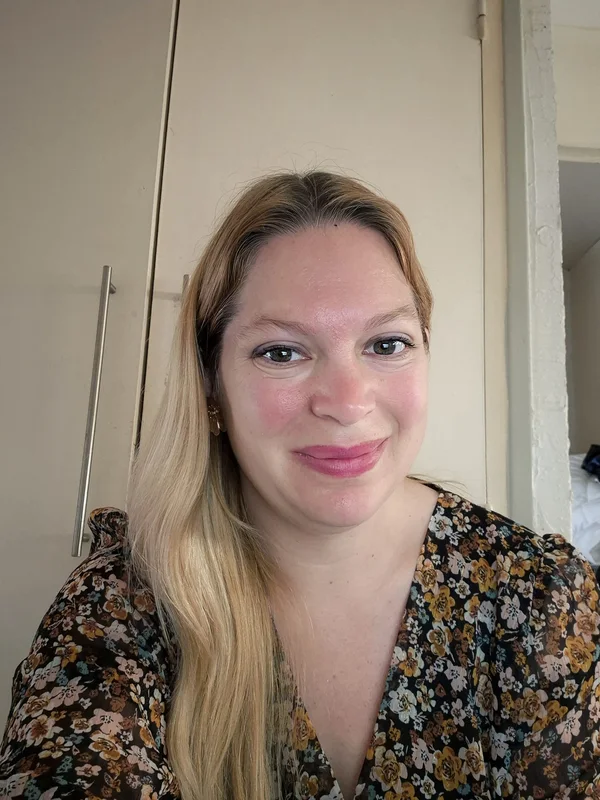 Élodie Gaborit, webmaster, au travail